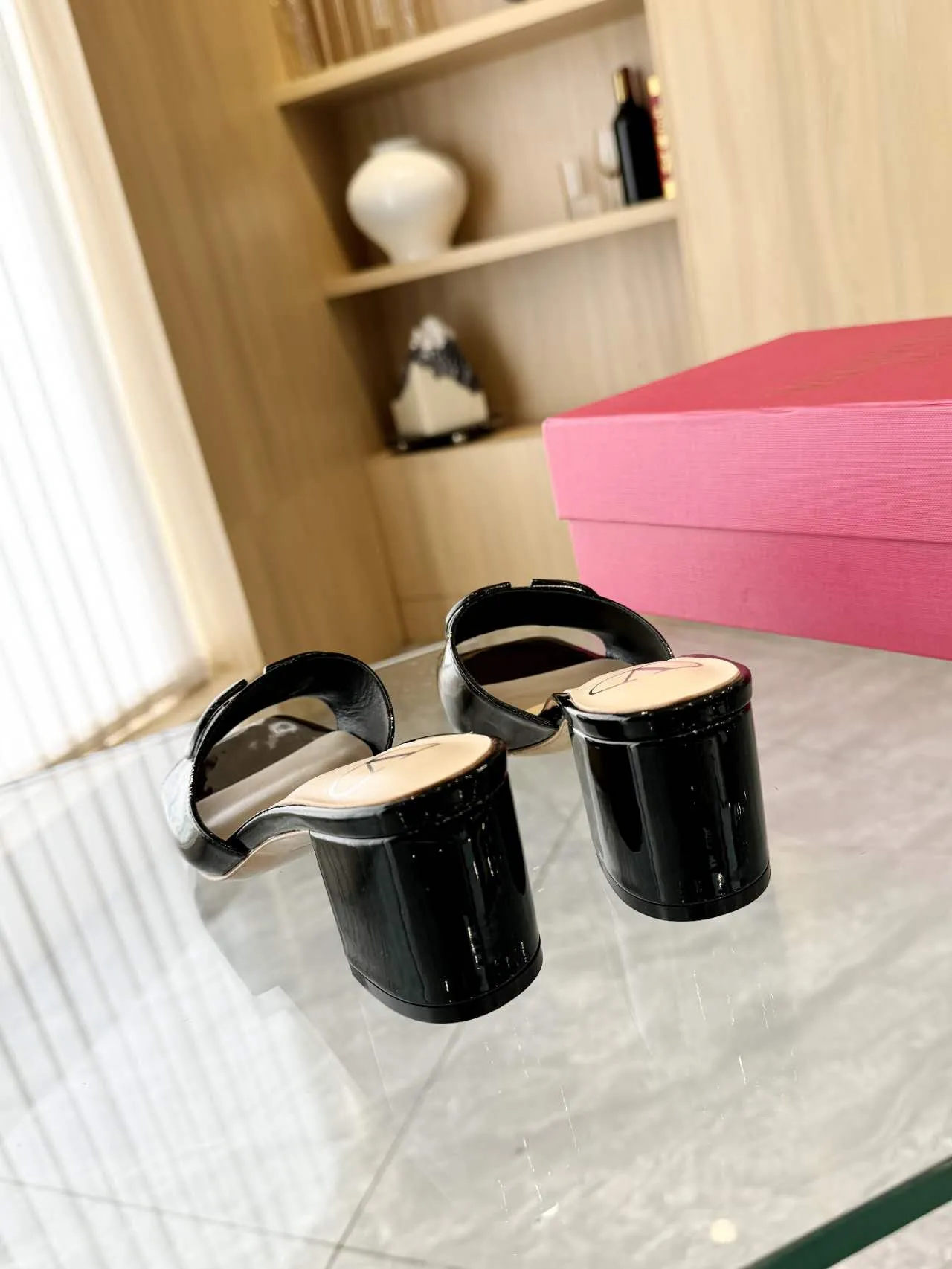👟👟Ex-factory price 400👟👟 Genuine leather sole +40 Top version 𝑉𝐴𝐿𝐸𝑁𝑇𝐼𝑁𝑂 Valentino new spring and summer new women's slippers. The unique V-buckle brings out a full sense of luxury. The new season will live up to expectations! Worth buying★Absolutely high-grade❥Original method, Absolutely sensual❥Elegant style, creating a different feeling, simple and elegant style!  Code number: 35-41 (34-42 customized, non-refundable) Fabric: Imported cow patent leather, 4 colors available Inner feet: Inner sheepskin Heel height: 6.5CM Leather outsole Rubber outsole